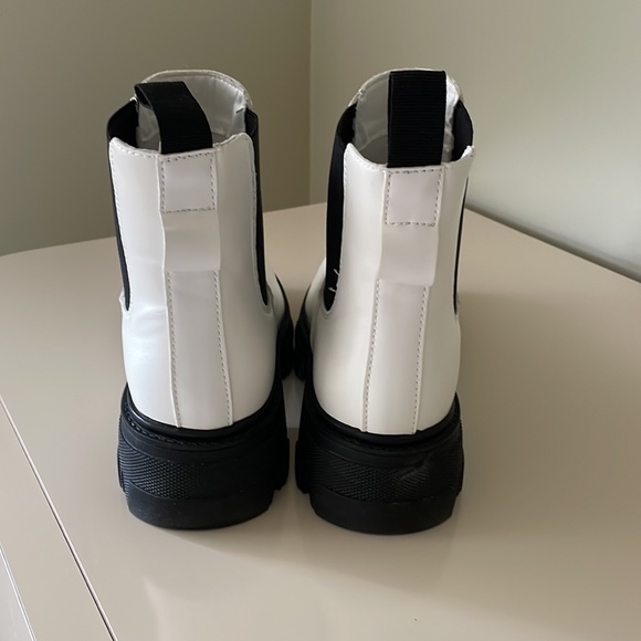 FLASH SALE - CUSHIONAIRE WHITE CLOVER slip on ankle Chelsea boot. Size 8 1/2 - Picture 4 of 5